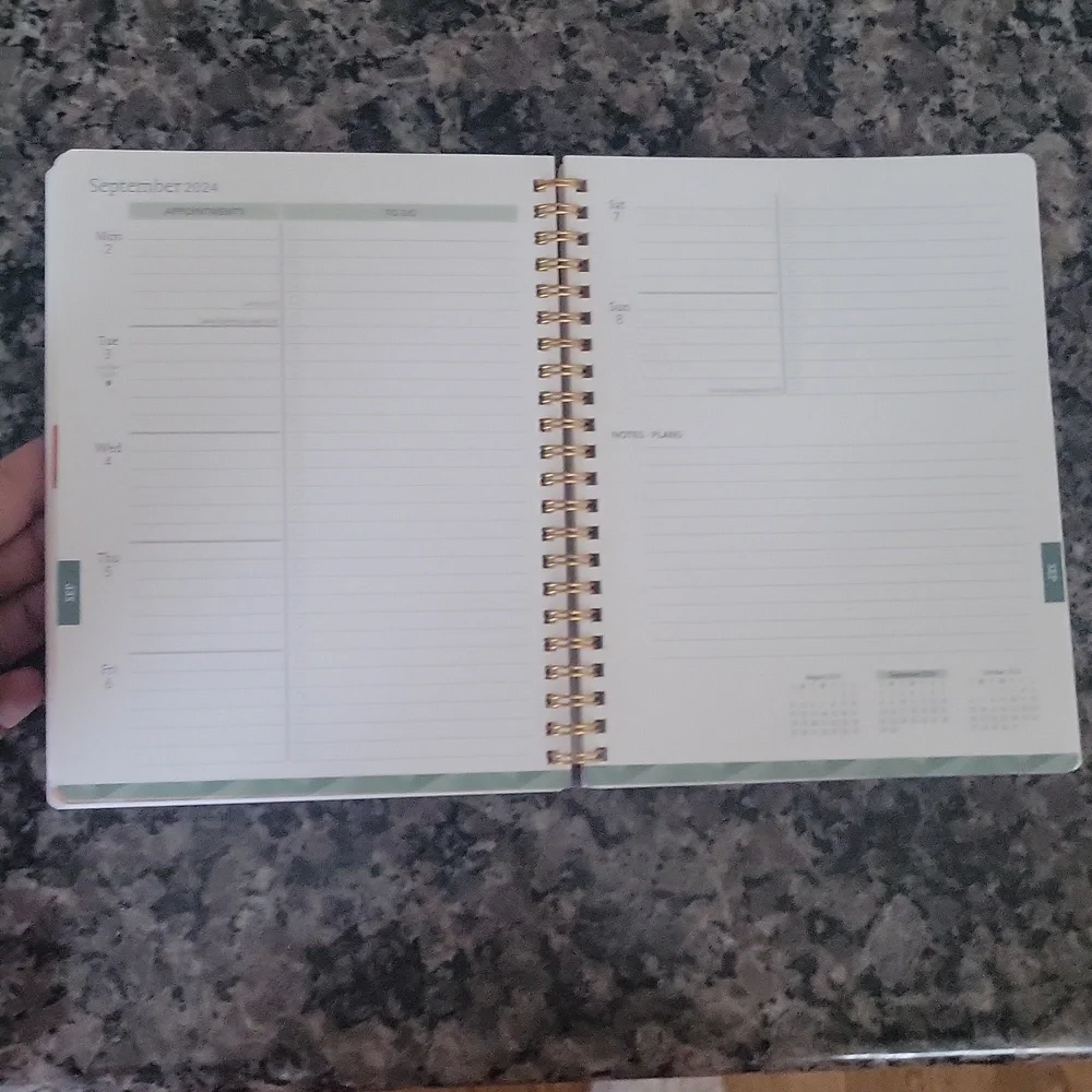 18 month desk Planner new 2023-2024 weekly/ monthyl views, one week per spread